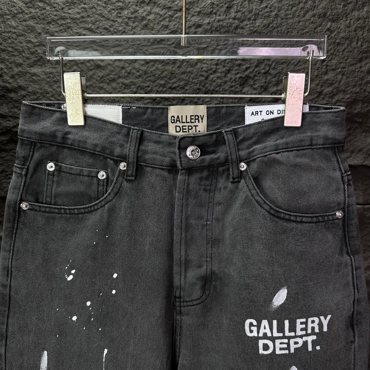 P250 GALLERY DEPT. 2025 new splash-ink hand-painted letter splicing couple style loose washed flared jeans 🔥High version🔥High version🔥 Top ceiling quality Styles with different washed textures are very friendly to people with thin legs and thick legs. The slightly flared version is very flattering. Moderate length that never goes out of style, easy to match with casually, basic styling for various styles, a must-have in the wardrobe! The fabric is stiff but also makes the upper body soft without losing texture. The washing process is even more perfect. It is a must-have item for everyone! ! ! Washed wheat, tag, pants label, three complete labels Color: washed black, washed blue Size: 28, 30, 32, 34 (four sizes)